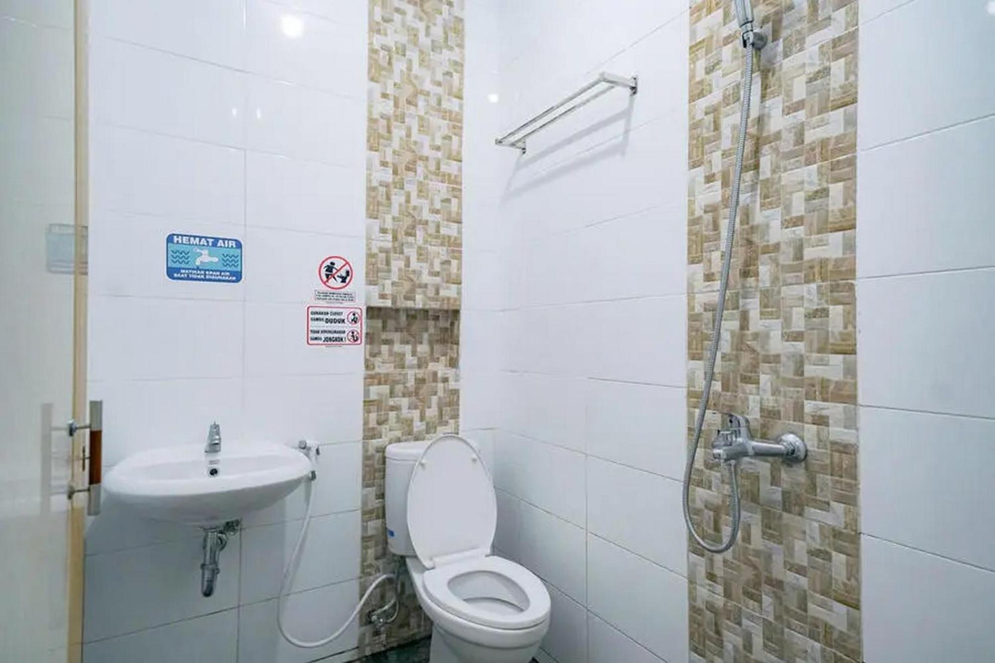 Hotel Reddoorz Near Ekowisata Mangrove Belawan Habitación foto